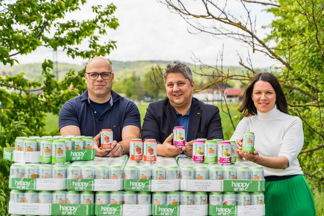 Die Waldquelle-Mitarbeiter rund um Geschäftsführer Vítězslav Staněk verkosteten die neuen Sorten.  | Foto: Laura Jagoschütz