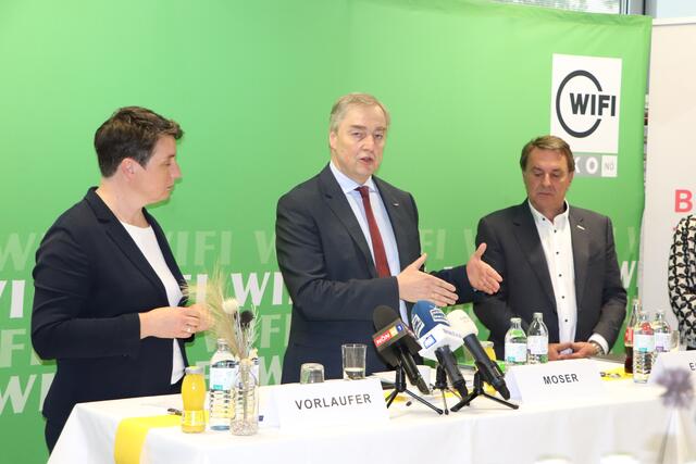 Michaela Vorlaufer (WIFI-NÖ NÖ-Institutsleiterin), Christian Moser (WKNÖ-Vizepräs. u. WIFI NÖ Institutsvorstandsvorsitzender) und Wolfgang Ecker (Präsident der WKO NÖ)