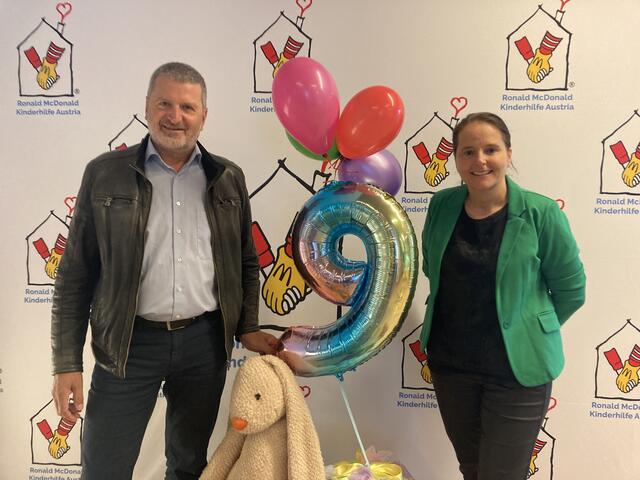 9 Jahre Kinderhilfehaus Graz
Christian, Dein Zuhörer und Nina Reiterer, Hausleiterin | Foto: deinzuhoerer.at