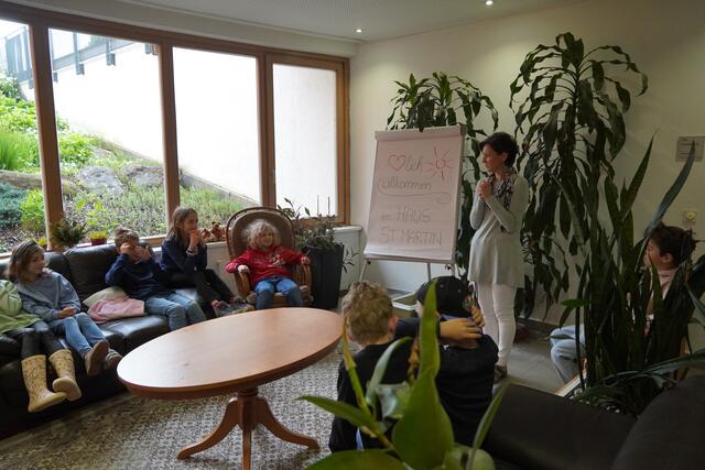 Die Vizebürgermeisterin von Eugendorf erklärt den Volksschulkindern alles über das Haus Sankt Martin in Eugendorf. | Foto: Emanuel Hasenauer