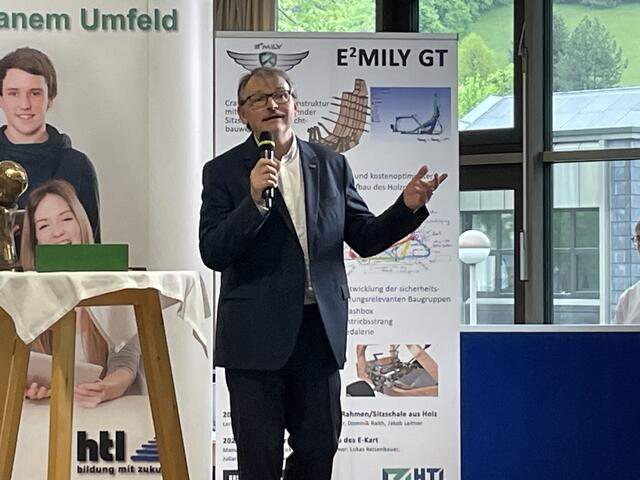 Gottfried Purkarthofer, Schulleiter der HTL Weiz richtete viele Dankesworte an die Schülerinnen und Schüler. | Foto: Doris Schlager