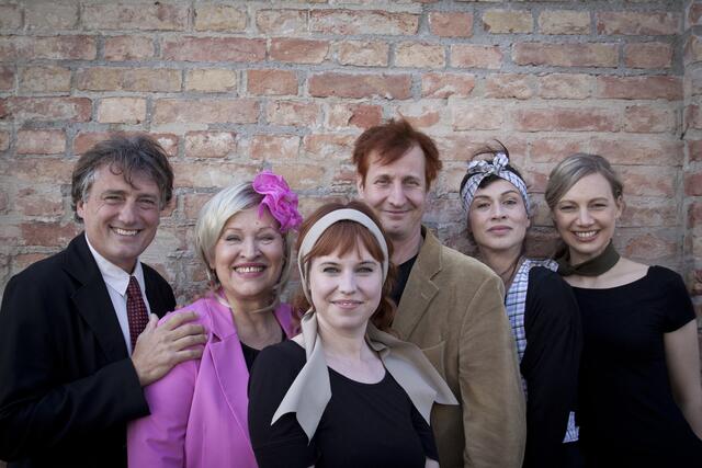 Das Ensemble - vier Damen und zwei Herren schlüpfen teilweise in mehrere Rollen. | Foto: Utopia Theater