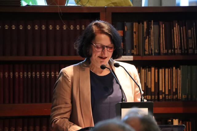 Co-Autorin Ursula Marinelli erklärt ihre Sichtweise der Situation. | Foto: Elisabeth Neuner