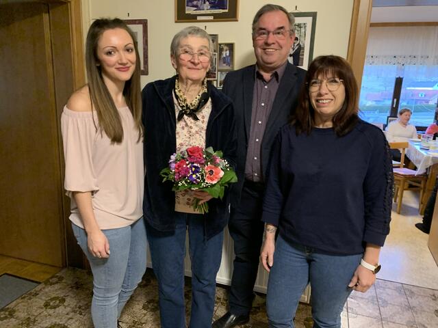 Hermine Geschl aus Neusiedl bei Güssing beging ihren 85. Geburtstag. Seitens der Gemeinde gratulierten Ortsvorsteherin Gloria Wukitsch (links), Bgm. Werner Kemetter und Ersatzgemeinderätin Bettina Schaberl (rechts). | Foto: Gemeinde Kukmirn
