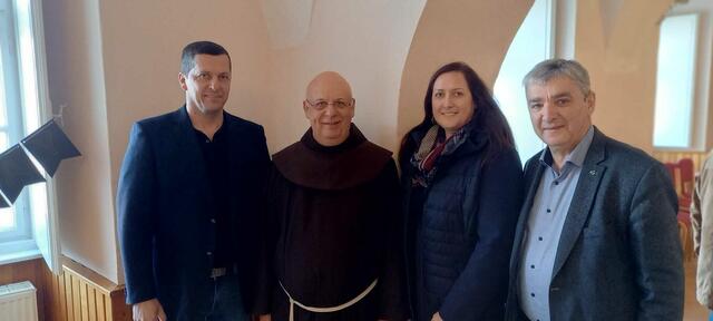 Der Güssinger Stadtpfarrer Pater Raphael Rindler feierte seinen 60. Geburtstag. Unter den vielen Gratulanten waren auch der 2. Landtagspräsident Walter Temmel (rechts), Vbgm. Franz Fabian und ÖVP-Obfrau Christa Potzmann. | Foto: ÖVP