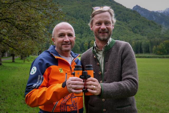 Landesjägermeister Max Mayr Melnhof (rechts) kann sich schon vorstellen, dass an den beiden Sichtungen in Grödig und Großgmain etwas dran ist. Spuren hat man jedoch bislang keine gefunden.
Im Bild gemeinsam mit Manfred Haas von der Bergrettung Grödig. | Foto: Stefan Schubert