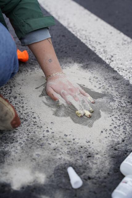 Die Klimakleber kleben sich mit einer Mischung aus Klebstoff und Sand fest. | Foto: Letzte Generation Österreich