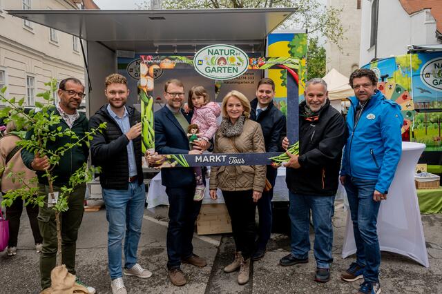 Biogärtner Karl Ploberger, Patrick Mitmasser (Gemeinderat), Vizebürgermeister DI Dr. Florian Kamleitner und Tochter, Vizebürgermeisterin Eva Hollerer, Abgeordneter zum Nationalrat Lukas Brandweiner, Stadtrat Martin Sedelmaier, Matthias Wobornik (GF Natur Im Garten) | Foto: Stadtmarketing Krems