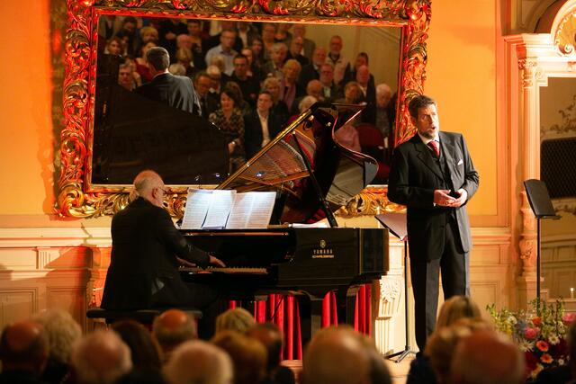 Jubilar Robert Holzer mit Pianist Thomas Kerbl. | Foto: cityfoto.at/Roland Pelzl
