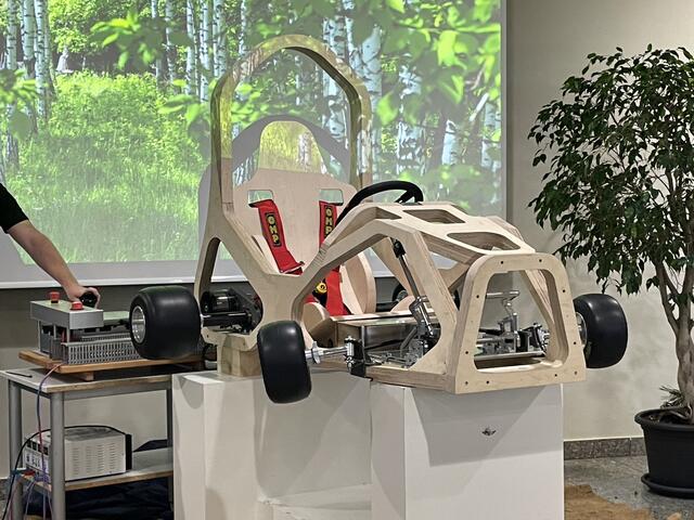 So sieht das E-Kart der HTL Weiz mit neuer Karosserie aus Holz aus. | Foto: Doris Schlager