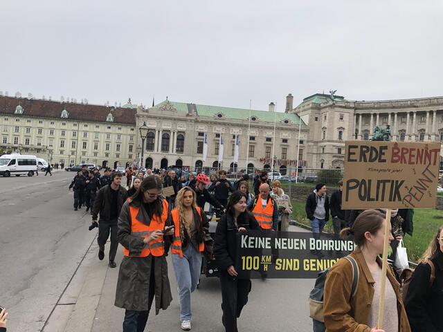Am Heldenplatz gab es eine Versammlung. | Foto: Letzte Generation Österreich