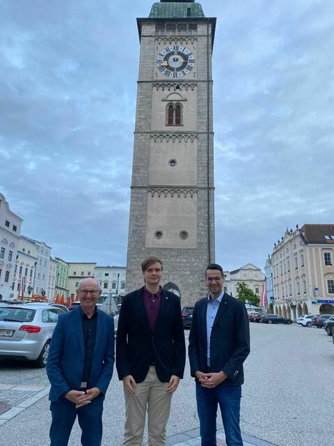 Von links: Rudi Höfler, Neuobmann Tilman Fosen und Ex-Obmann Nico Praus. | Foto: JVP Enns