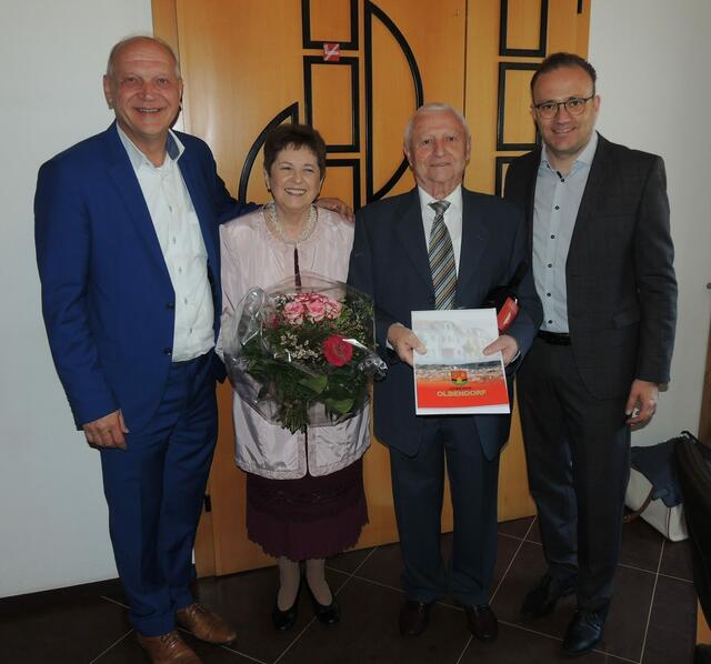 Das Fest der Goldenen Hochzeit feierten der Olbendorfer Altbürgermeister Otto Holper (2. von rechts) und seine Frau Rosa. Bgm. Wolfgang Sodl und Vbgm. Florian Ohrenhofer gratulierten namens der Gemeinde mit einem Blumenstrauß und einem Gutschein. | Foto: Gemeinde Olbendorf