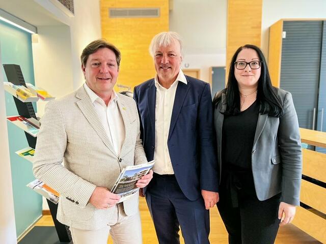 Buergermeister Guenther Albel, KEW-Chef Adolf Melcher und Vizebuergermeisterin Sarah Katholnig | Foto: Stadt Villach/Kofler