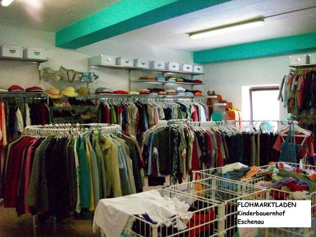 Auch Kleidung wird im Flohmarktladen des Kinderbauernhofs Eschenau. angeboten. | Foto: Kinderbauernhof Eschenau