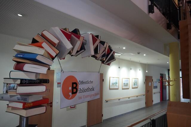 Auch die öffentliche Bibliothek wurde besucht. Diese befindet sich ebenfalls im Haus Sankt Martin in Eugendorf. | Foto: Emanuel Hasenauer