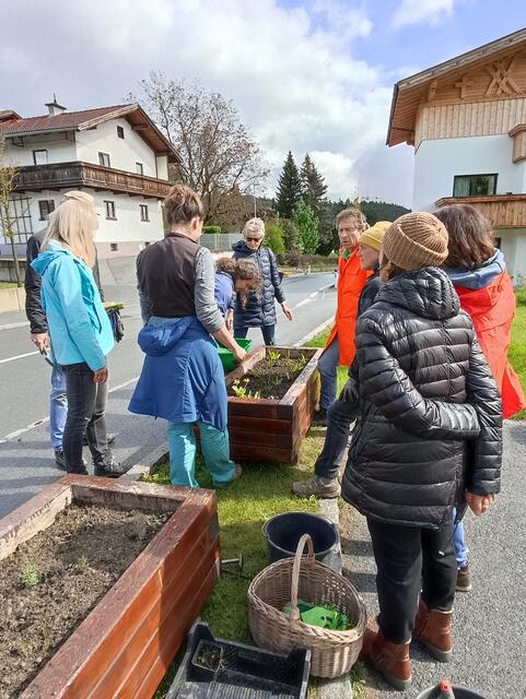 Bei einem gemeinsamen Aktionstag mit der Tiroler Umweltanwaltschaft wurden die Flächen für die Wildbienenausstellung vorbereitet. | Foto: KEM Westliches Mittelgebirge