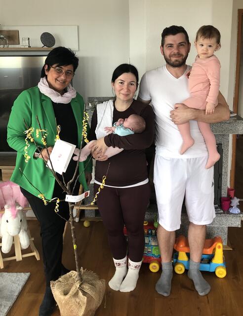 Die Wörterberger Vizebürgermeisterin Marianne Hackl und die ÖVP-Gemeinderäte gratulieren Corina und Patrick Kundigraber zur Geburt ihrer zweiten Tochter Ariana. | Foto: ÖVP