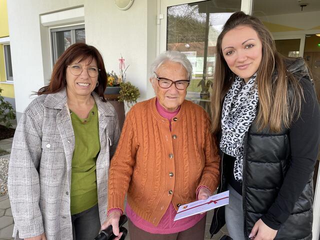 Zu ihrem 98. Geburtstag erhielt Berta Schragen aus Neusiedl bei Güssing Gratulationsbesuch von Ersatzgemeinderätin Bettina Schaberl (links) und Ortsvorsteherin Gloria Wukitsch (rechts). | Foto: Gemeinde Kukmirn