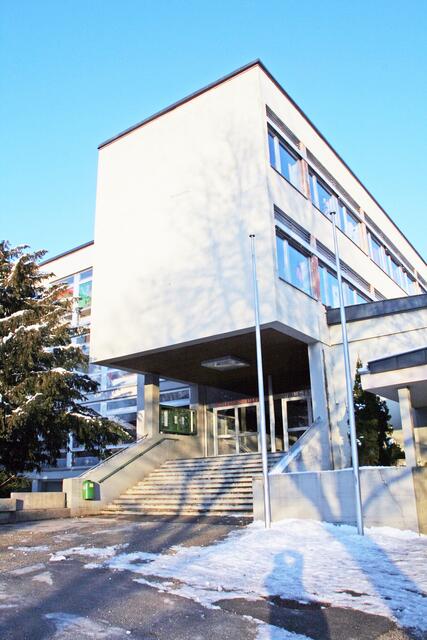 Die Volksschule Schönegg wird saniert. Mit beginnenden Bauarbeiten müssen die Schüler umsiedeln.   | Foto: Stefan Fügenschuh 