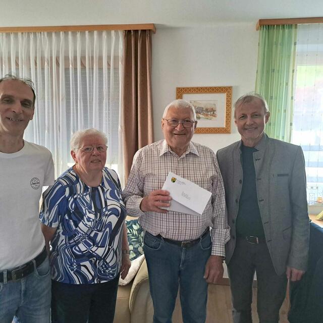 Albin Heindl aus Heiligenbrunn feierte seinen 80. Geburtstag. Bgm. Johann Trinkl (rechts) und GR Wolfgang Unger (links) wünschten Gesundheit und alles Gute. | Foto: Gemeinde Heiligenbrunn