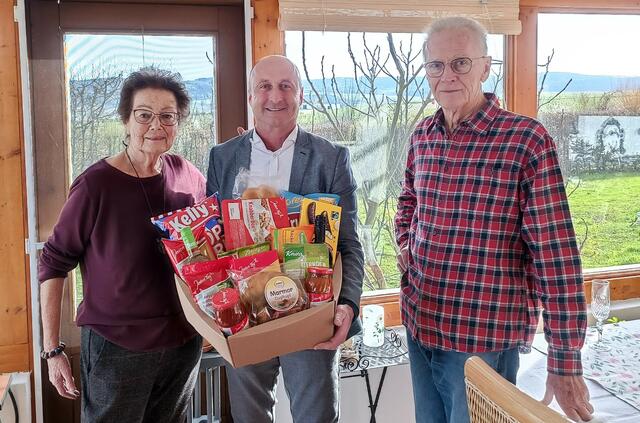 Zur Goldenen Hochzeit von Belo und Monika Schottert aus Sulz stellte sich Bgm. Roman Jandrisevits (Mitte) mit Gratulationen ein. | Foto: Gemeinde Gerersdorf-Sulz