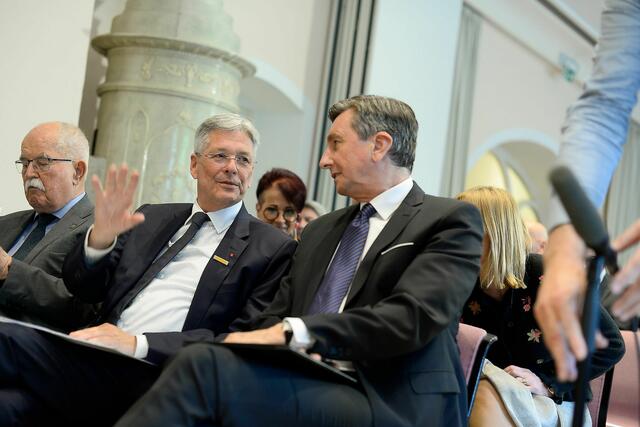 Verleihung des 16. Julius Kugy-Preises an Borut Pahor. Am Bild (v.l:): Der ehem. slow. Minister Boštjan Žekš, LH Peter Kaiser und Julius-Kugy-Preisträger Borut Pahor (ehem. Staatspräsident der Republik Slowenien). | Foto: LPD Kärnten/Helge Bauer