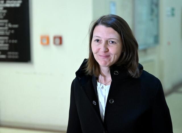 Im Prozess gegen die ehemalige Familienministerin Sophie Karmasin (ÖVP) und einen mitangeklagten Abteilungsleiter im Sportministerium kam am Dienstag erstmals die Kronzeugin Sabine Beinschab zu Wort. Die ehemalige Mitarbeiterin belastete Karmasin, der schwerer Betrug sowie mögliche Absprachen bei Studien für das Sportministerium vorgeworfen werden, schwer.  | Foto: ROLAND SCHLAGER / APA / picturedesk.com