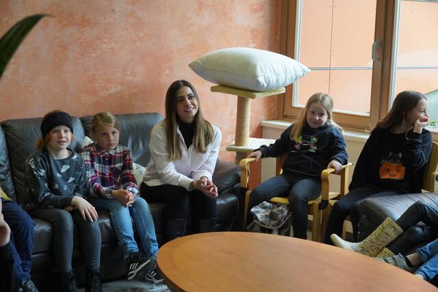 Die Volksschulkinder Schulkinder mit ihrer Lehrerin Ane Urruticoechea lauschen gespannt den Worten von Eveline Bayrhamer. | Foto: Emanuel Hasenauer