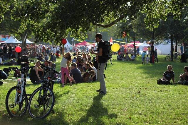 Ein amtsbekannter Rechtsextremer soll 2021 einen Bombenanschlag auf eine KPÖ-nahe Veranstaltung, das Volksstimmefest im Wiener Prater, geplant haben. | Foto: Wien Anders