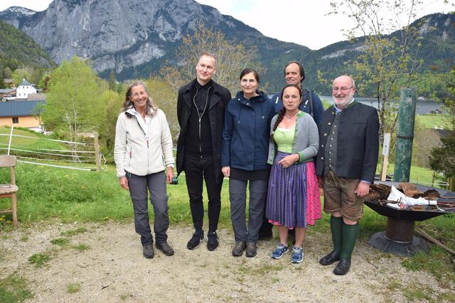 Leiterin Elisabeth Fiedler, Mersolis Schöne (Projektteam), Klangkünstlerin Katharina Klement, Bernhard Schedlmayer (Projektteam), Landwirtin Eva Schartner und Vizebürgermeister Stefan Pucher bei der Eröffnung | Foto: UMJ/Haselsteiner-Scharner