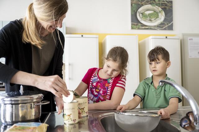 BeimProjekt „Schlau sein – Gesund essen“ können Schulkinder unter Anleitung gemeinsam mit ihren Pädagogen das Kochen probieren. | Foto: Zsolt Marton
