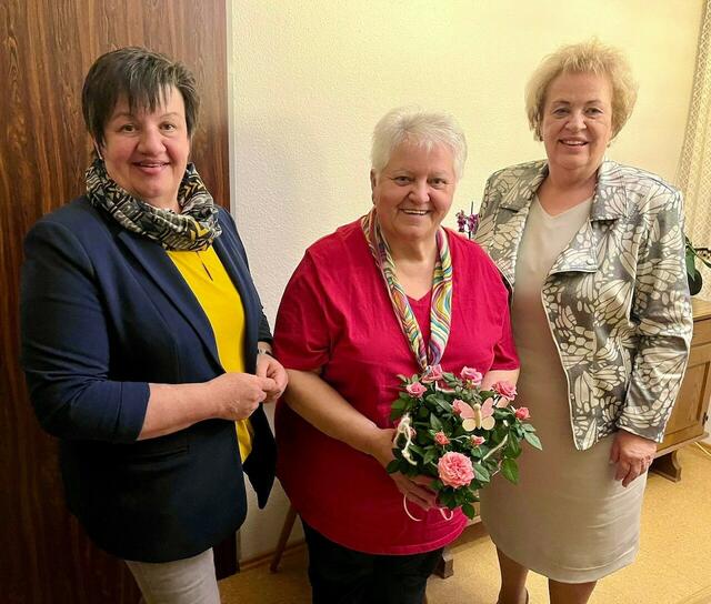 SPÖ-Bezirksvorsitzende Verena Dunst (rechts) und SPÖ-Bezirksfrauenchefin Michaela Raber (links) gratulierten Anni Sinkovits aus Heugraben zum 70. Geburtstag. Sinkovits stammt aus Güssing, hat u. a. in der Theatergruppe mitgewirkt, ist seit 1983 SPÖ-Frauenvorsitzende, Mitbegründerin des Bauernmarktes in Güssing und große Hobbybäuerin. | Foto: SPÖ