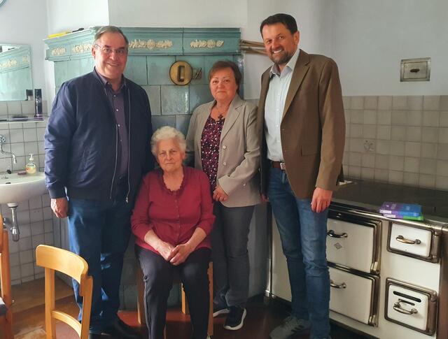 Die Limbacherin Angela Wagner feierte im Kreise ihrer Familie ihren 85. Geburtstag. Namens der Gemeinde überbrachten Bürgermeister Werner Kemetter, Ortsvorsteher Klaus Weber und Gemeindevorständin Margot Bösenhofer Glückwünsche. Die Jubilarin hat viele Jahrzehnte mit ihrem früh verstorbenen Mann die gemeinsame Landwirtschaft betrieben. Durch die Liebe zu den Pferden, zum Kutschenfahren und zum Schnapsbrennen war Familie Wagner weit über die Ortsgrenzen hinaus bekannt. | Foto: Gemeinde Kukmirn