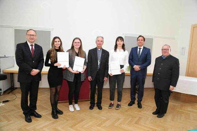 Bei der Preisverleihung des Erzbischof-Dr.-Alois-Kothgasser-Preis, v. li.: Erwin Konjecic (Direktor, Amt für Schule und Bildung der Erzdiözese Salzburg), Iris Gruber und Carina Bliem (1. Preis, Multiaugustinum St. Margarethen im Lungau), Weihbischof Hansjörg Hofer, Helene Frauenlob (2. Preis, BAfEP Salzburg), Markus Hammer (Fachinspektor, Amt für Schule und Bildung der Erzdiözese Salzburg), Raimund Sagmeister (Rektor, Amt für Schule und Bildung der Erzdiözese Salzburg). | Foto: Erzdiözese Salzburg (eds)/Michaela Greil