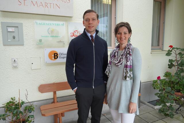 Eugendorfs Bürgermeister Robert Bimminger und Vizebürgermeisterin Eveline Bayrhamer vor dem Altenwohnhaus Sankt Martin. | Foto: Emanuel Hasenauer