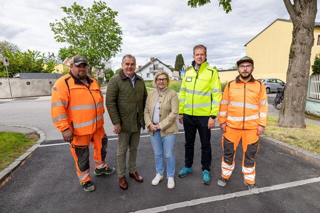 "Haberl-Gasse": LAbg. Infrastruktur-Stadtrat Franz Dinhobl, Gemeinderätin Bettina Mittermann sowie Wirtschaftshof-Leiter und WNSKS-Geschäftsführer Thomas Pils mit den Wirtschaftshof-Mitarbeitern Oliver Vollnhofer und Steven Hofmann. | Foto: Stadt Wiener Neustadt/Weller
