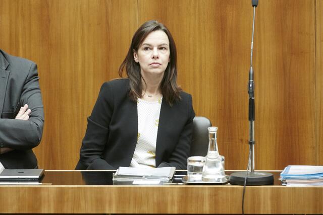  Ex-ÖVP-Familienministerin Sophie Karmasin soll nicht nur widerrechtlich Gehaltsfortzahlungen bekommen haben, sondern auch mit einem Mitarbeiter des Sportministeriums Vergabe-Verfahren von Studien manipuliert haben. | Foto: Parlamentsdirektion / Thomas Topf