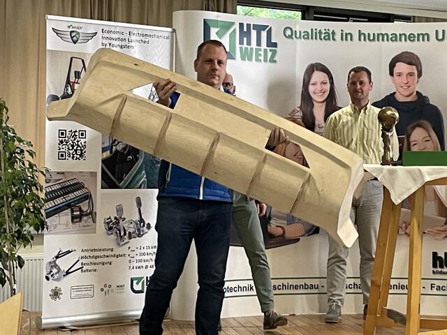 Thomas Krenke präsentiert eine Stoßstange aus Holz für einen Oldtimer. | Foto: Doris Schlager