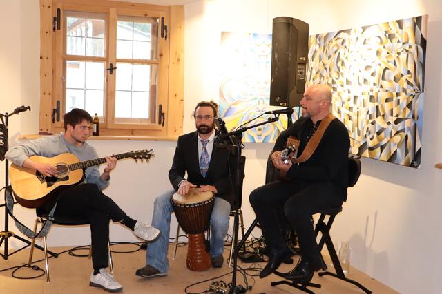 Die Gruppe Strings &amp; Strokes umrahmte die Ausstellungseröffnung musikalisch. | Foto: Neuner Elisabeth