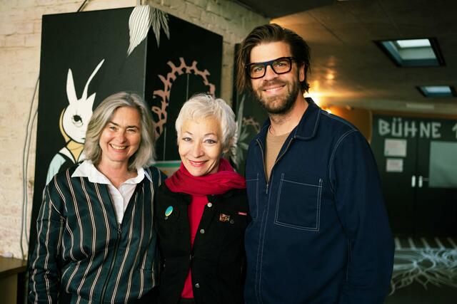 Alexandra Hutter (links) freut sich über Sona MacDonald und Christian Frank für die Kulturpatenschaft. | Foto: Franzi Kreis