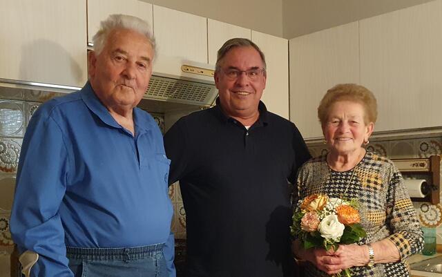 Ida Ernst, Schriftführerin der Seniorengruppe Neusiedl bei Güssing, wurde 85 Jahre alt. Bgm. Werner Kemetter (Mitte) kam und gratulierte. | Foto: Gemeinde Kukmirn