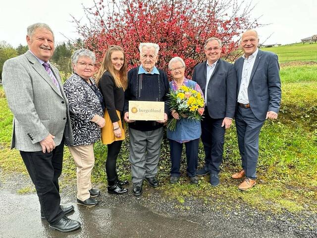 Seit 70 Jahren sind Margarete und Franz Hörmann aus Neusiedl bei Güssing verheiratet. Gratulationen zum besonderen Jubiläum der Gnadenhochzeit überbrachten unter anderem LAbg. Wolfgang Sodl (rechts) und Bgm. Werner Kemetter (2. von rechts). | Foto: SPÖ