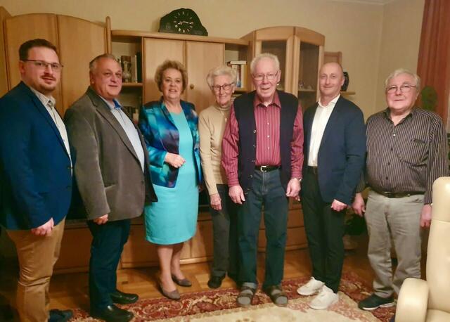 In Sulz feierte Martin Fleck (3. von rechts) seinen 80. Geburtstag. In seiner aktiven Zeit als Kommunalpolitiker war er Fleck Ortsvorsitzender der SPÖ, Gemeinderat und Geimeindevorstand. Beruflich war er Straßenmeister in Güssing. Als Gratulanten stellten sich Landtagspräsidentin Verena Dunst, Bgm. Roman Jandrisevits (2. von rechts), die Ortsvorsteher Mattias Hafner (links) und Edmund Hafner (2. von links) sowie Pensionistenobmann Josef Tanczos ein. | Foto: SPÖ