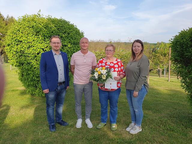 In Gerersdorf feierte Elfriede Hafner ihren 70. Geburtstag. Sie war früher Ortsfrauenvorsitzende, vertrat die SPÖ im Ortsausschuss und war im beruflichen Leben als Betriebsrätin engagiert. Bürgermeister Roman Jandrisevits (2. von links), Ortsvorsteher Mattias Hafner und Gemeindekassierin Theresa Joszt (rechts) gratulierten zum Geburtstag. | Foto: SPÖ