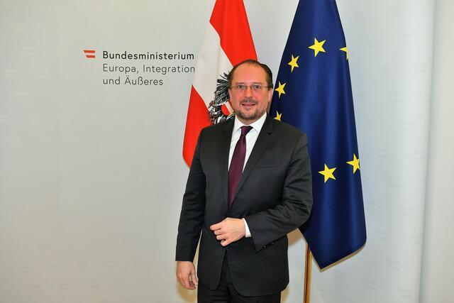 Außenminister Alexander Schallenberg (ÖVP) ließ bei einer Konferenz aufhorchen: Der Westen könne Putin "in gewisser Weise dankbar sein".  | Foto: RMA/Spitzauer