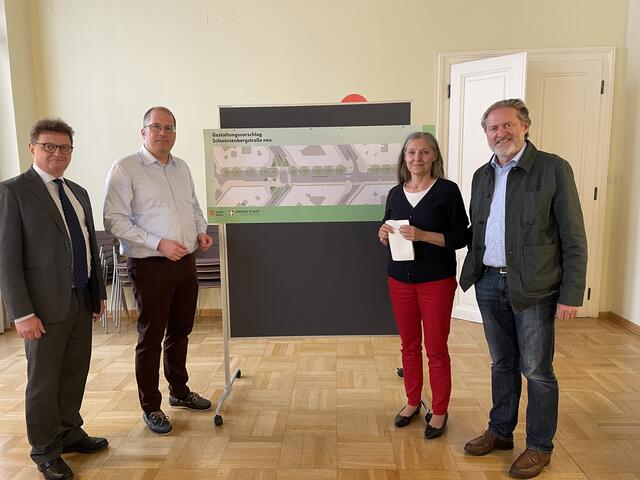 (v.l.n.r) Bezirksrat Norbert Willenig, Vorsitzender der Verkehrskommission Gregor Raidl, Bezirksvorsteher-Stellvertreterin Patricia Davis (alle ÖVP) sowie Bezirksrat Thomas J. Klein (NEOS) bei der Präsentation des Projekts im Alten Rathaus. | Foto: Teischl/RMW