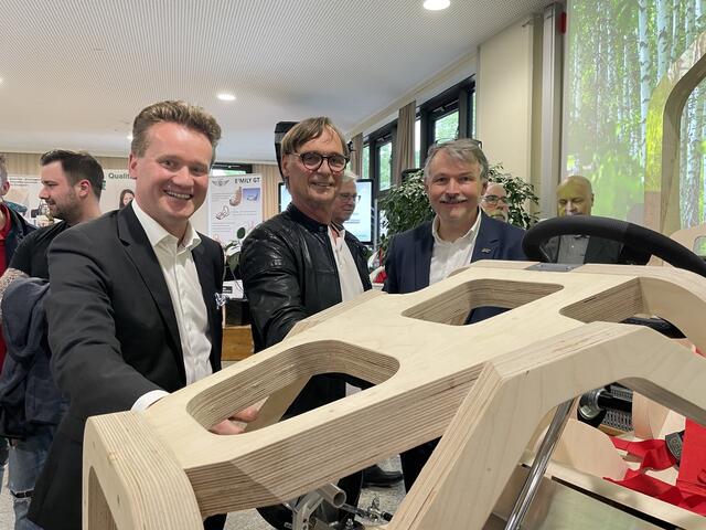 Georg Knill, Bgm. Erwin Eggenreich und Schulleiter Gottfried Purkarthofer. | Foto: Doris Schlager