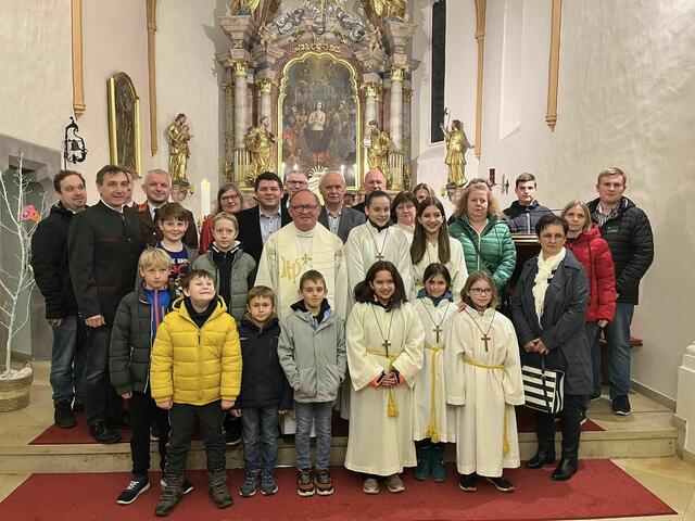 Alle Vertreter Bildeins gratulierten ihrem Pfarrer Karl Schlögl zur Ernennung zum Dechanten des Dekanats Güssing. Mit dabei waren Ministranten, Gemeinde, Feuerwehr, Verschönerungsverein, Weinbauverein, KuKuK, Picture on, Sportverein, Landjugend und Pfarrgemeinderat. | Foto: Kulturverein Grenzgänger