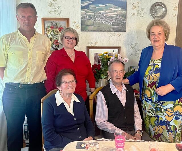 Frieda und Fritz Karner aus Strem feierten ihre Eiserne Hochzeit. Zum 65. Ehejubiläum wünschten SPÖ-Bezirksvorsitzende Verena Dunst (rechts), Gemeinderat Josef Laky und Gemeinderätin Veronika Traupmann alles Gute. Fritz Karner war jahrzehntelang SPÖ-Ortsobmann, Gemeindevorstand und Gemeinderat, seine Frau Frieda SPÖ-Frauenchefin von Strem. | Foto: SPÖ